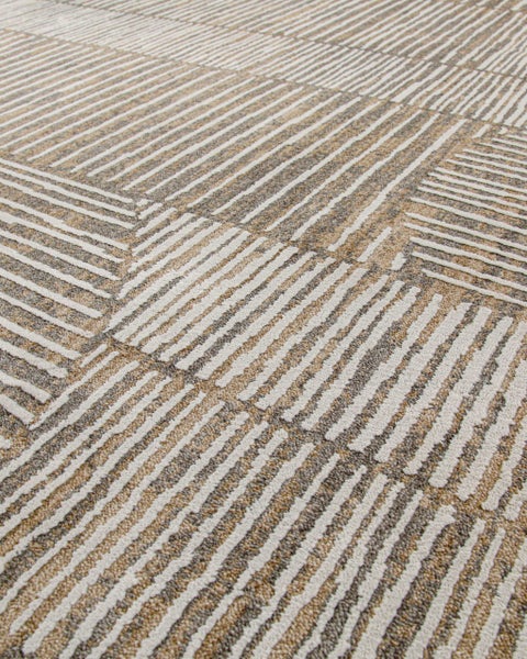 Teppich mit abstraktem, geometrischem Streifenmuster.