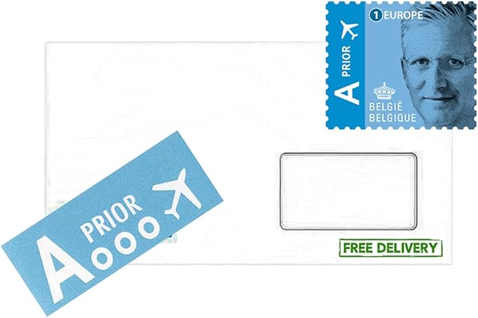 Weißer Briefumschlag mit Prior-Aufkleber und Briefmarke für den Versand