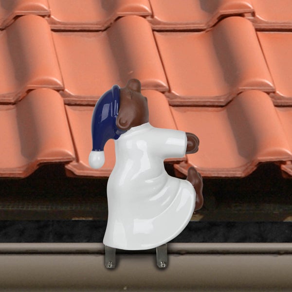Dachfigur Schlafwandler aus Keramik mit blauer Schlafmütze und weißem Nachthemd zur Montage an der Dachrinne.