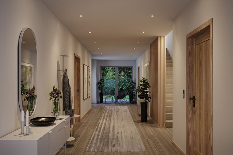 Heller, organisierter Flur mit Einbaustrahlern, Holztüren, Sideboard, rundem Spiegel und langem Läufer auf Boden in Holzoptik.