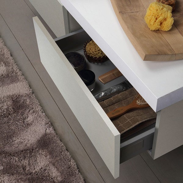 Badezimmerschrank mit offener Schublade, gefüllt mit Badutensilien