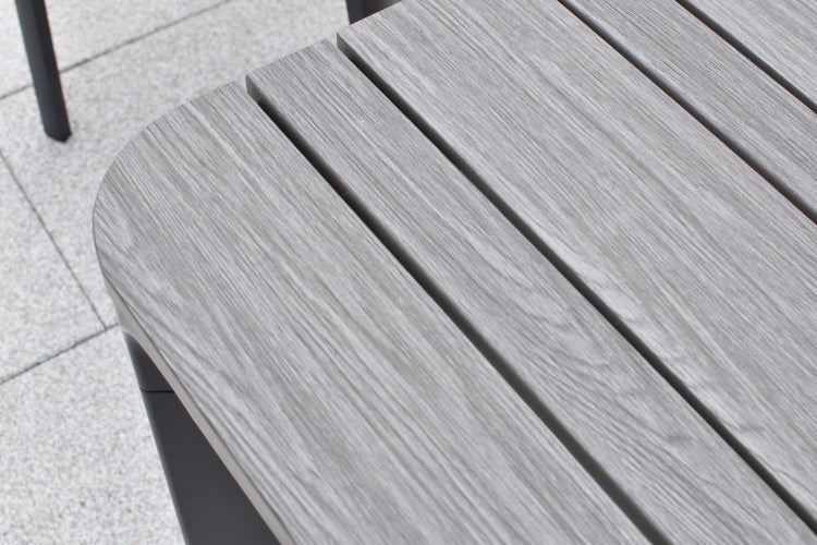 Detailansicht eines Gartentisches mit Holzlatten