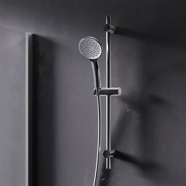 Duschset mit Handbrause und Brausestange aus verchromtem Metall zur Wandmontage im Badezimmer