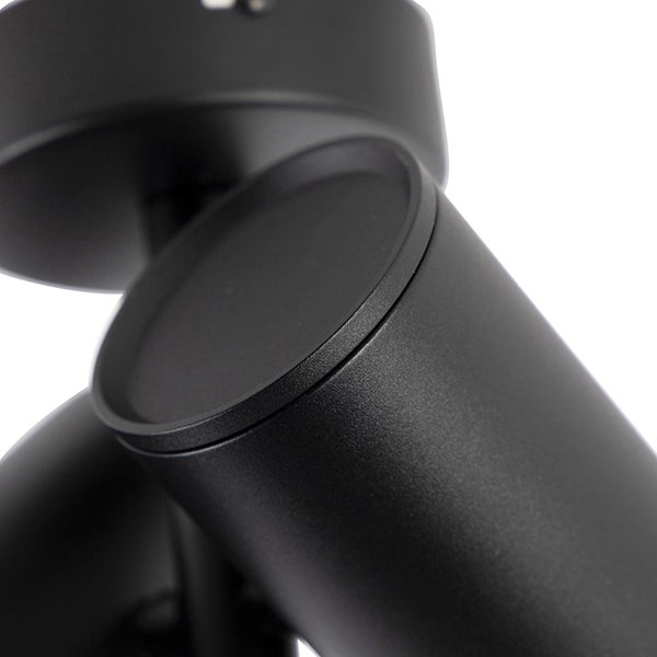 Nahaufnahme einer schwarzen Deckenleuchte mit mehreren Strahlern