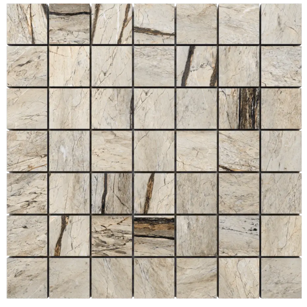 Mosaikfliese in Marmor-Optik mit feiner Maserung und Äderung.