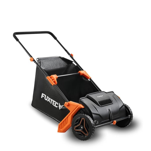 Fuxtec Hand-Rasenkehrmaschine mit schwarzem Auffangbehälter und orangefarbenen Elementen für Laub und Gras.