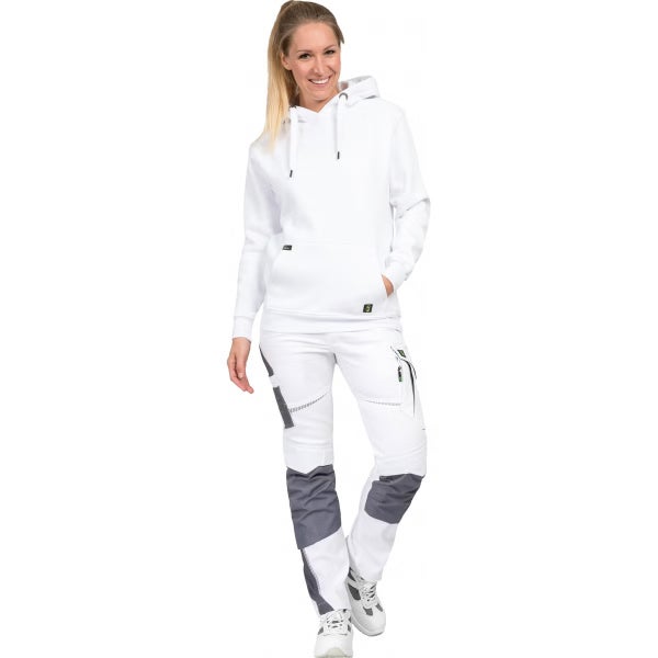 Frau in weißem Kapuzenpullover mit Kängurutasche und weißer Malerhose mit grauen Kniebesätzen.