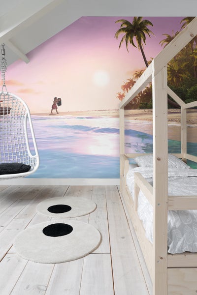 Zimmer mit Fototapete, Hängekorbsessel und Holzbett