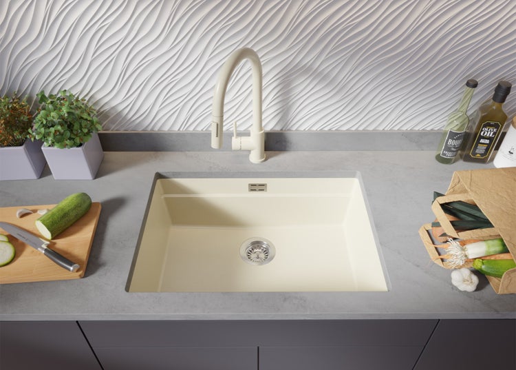 Küchenspüle mit Armatur auf einer Arbeitsplatte mit Lebensmitteln