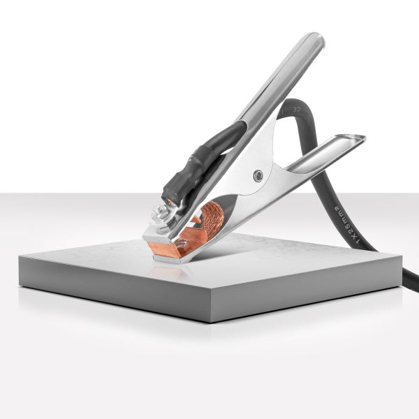 Erdungsklemme mit Kabel auf Metallplatte