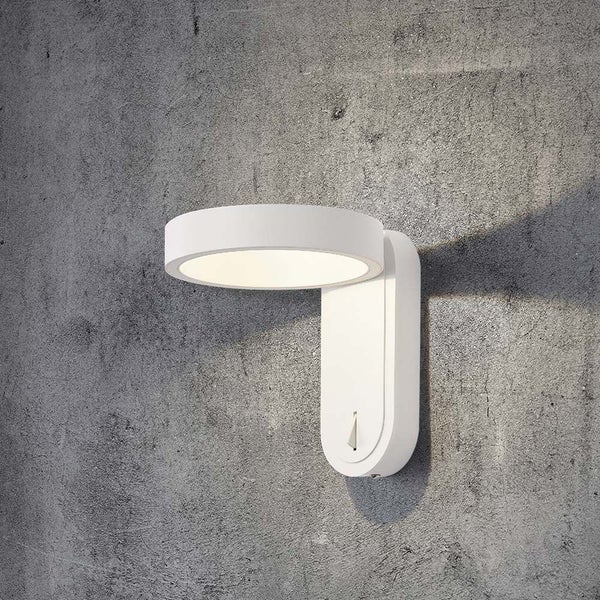 Weiße LED Wandleuchte an einer Wand montiert