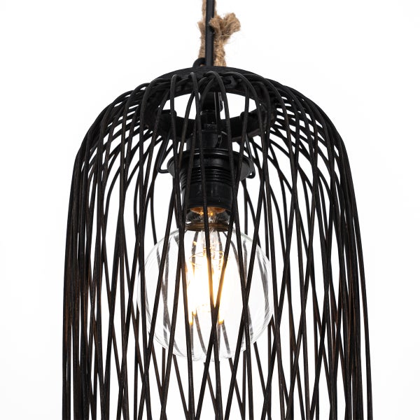 Industrielle Pendelleuchte mit schwarzem Drahtkäfig-Schirm, Seildetail und leuchtendem Leuchtmittel.