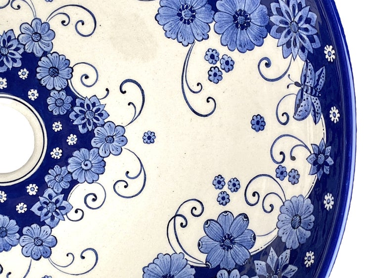 Detailansicht eines Keramikwaschbeckens mit blauem Blumenmuster