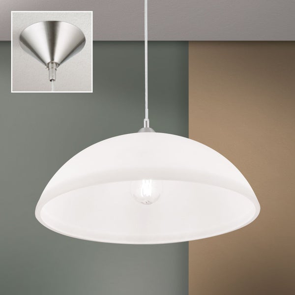 Moderne Pendelleuchte mit halbrundem Glasschirm und Deckenbefestigung für eine gleichmäßige Beleuchtung in Wohnräumen.