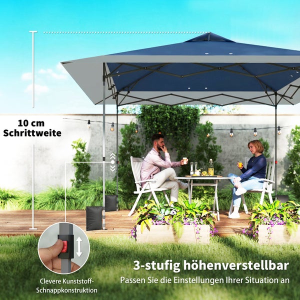 Blauer Gartenpavillon mit 3-stufiger Höhenverstellung in 10 Zentimeter Schritten, helle Gartenszene mit Personen an einem Tisch auf einem Holzdeck.