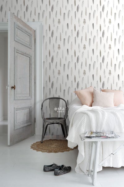 Schlafzimmer mit Feder-Tapete, Bett und Stuhl