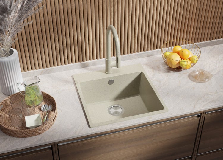 Spüle aus Stein mit Armatur in einer hellen Küche