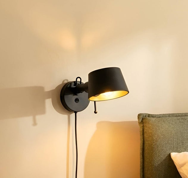 Schwarze Wandleuchte mit Schirm