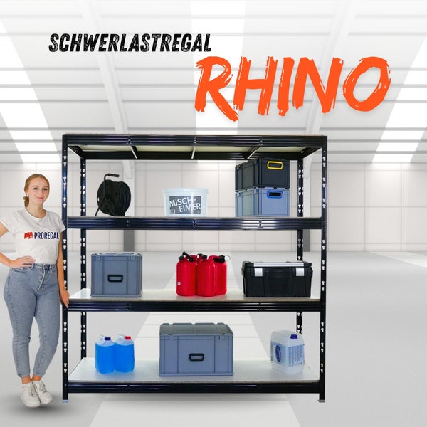 Schwarzes Schwerlastregal Rhino aus Metall mit vier Ebenen, beladen mit Werkzeugkoffern, Kanistern und Boxen in einem hellen, organisierten Lagerraum.