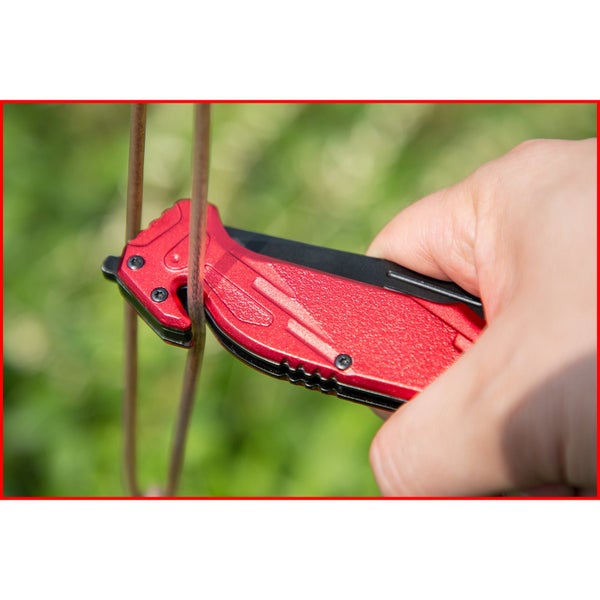 Einhandmesser mit Wellenschliff und rotem Griff schneidet Gummi