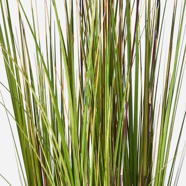 Künstliches Ziergras mit grünen und rötlichen Halmen für die Dekoration.