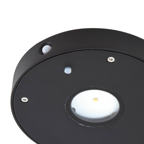 Detailansicht einer schwarzen Außenleuchte mit Bewegungsmelder, integrierter LED und Dämmerungssensor.