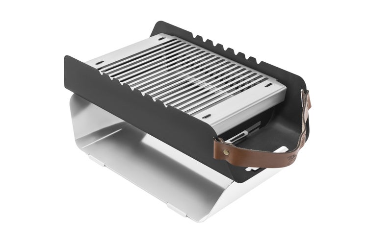 The Favilla FUMO mobiler Holzkohlegrill (48x25x11 cm) in Weiß – 2-in-1 Grill mit Edelstahlrost & Spießhalterung – Inkl. Tragetasche für Camping