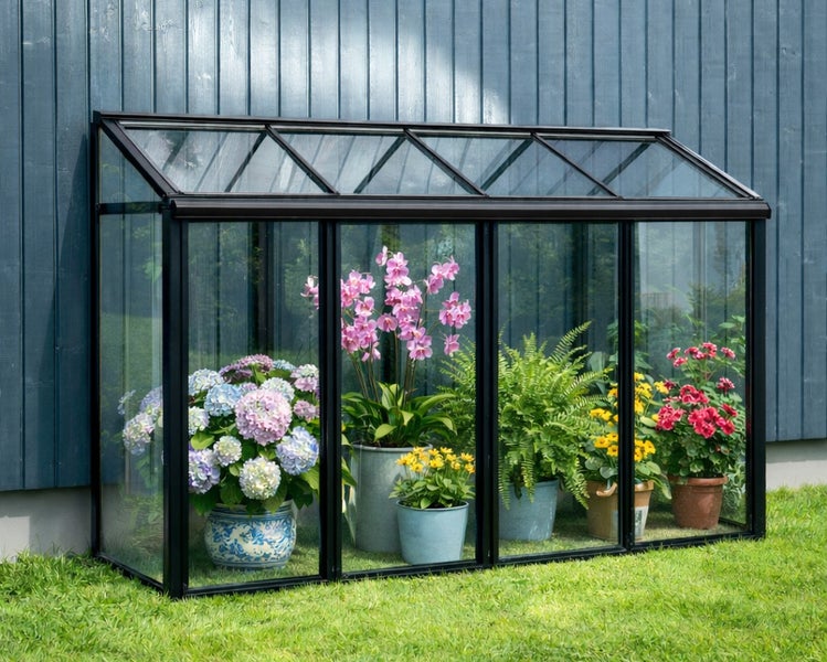 Modernes Anlehngewächshaus aus Glas und Metall auf Rasen, gefüllt mit blühenden Orchideen, Hortensien und Farnen in dekorativen Töpfen.