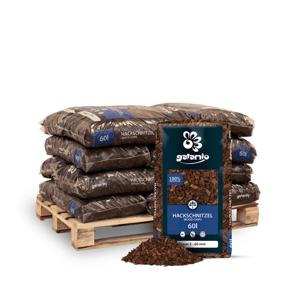 Galamio Hackschnitzel aus 100 Prozent Waldkiefer, 60 Liter Sack, Körnung 5 bis 60 Millimeter, auf Palette gestapelt.