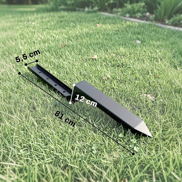Schwarze Rasenkante aus Metall auf einer Wiese mit den Maßen 81 Zentimeter Länge, 12 Zentimeter Höhe und 5,5 Zentimeter Breite.