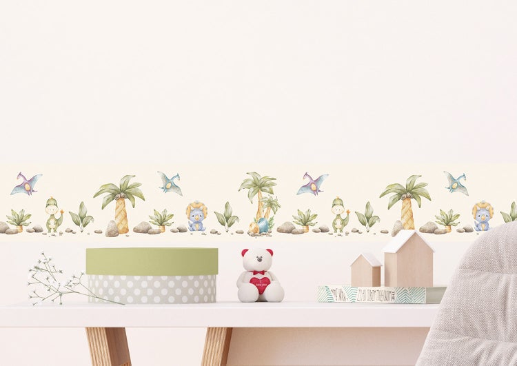 Selbstklebende Wandbordüre für das Kinderzimmer mit Dinosauriern und Palmen in Aquarell-Optik über einem Schreibtisch.