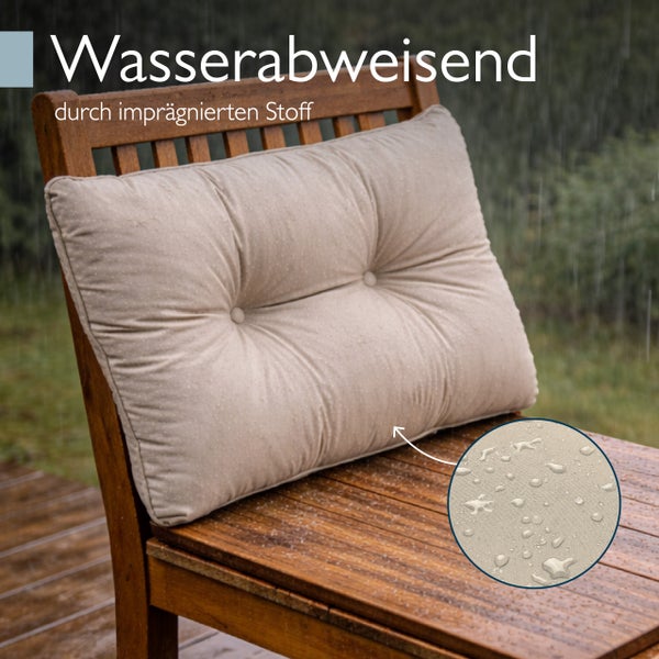 Wasserabweisendes Gartenkissen auf einem Holzstuhl im Regen mit Detailansicht der imprägnierten Stoffoberfläche.
