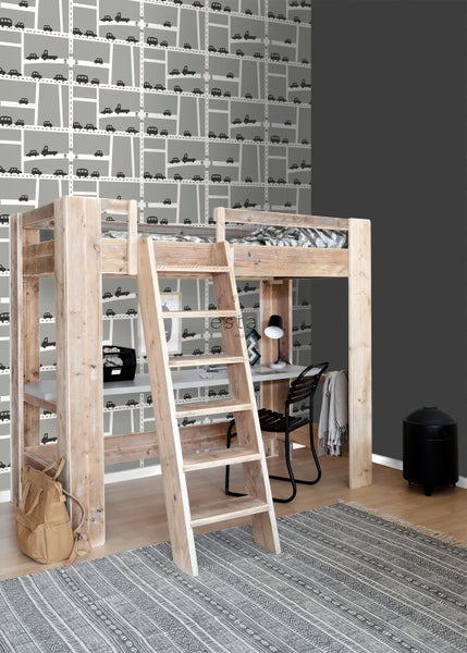 Hochbett aus Holz mit Schreibtisch, Leiter und Zubehör im Kinderzimmer