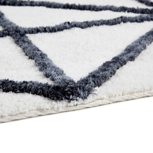 Weißer Badteppich mit geometrischem Muster