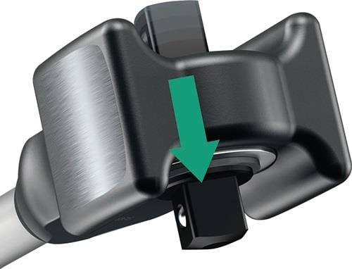 Darstellung der Steckschlüssel-Einrastfunktion mit grünem Pfeil.