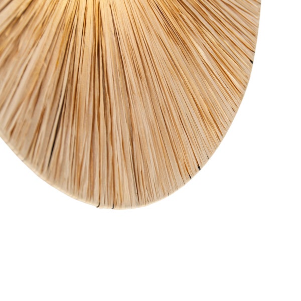 Nahaufnahme der natürlichen Textur und des Materials eines Lampenschirms aus fein gewebten Stroh- oder Raffiasträngen.