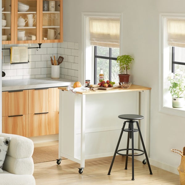 Helle Küche mit Küchenwagen, Barhocker und Dekoration