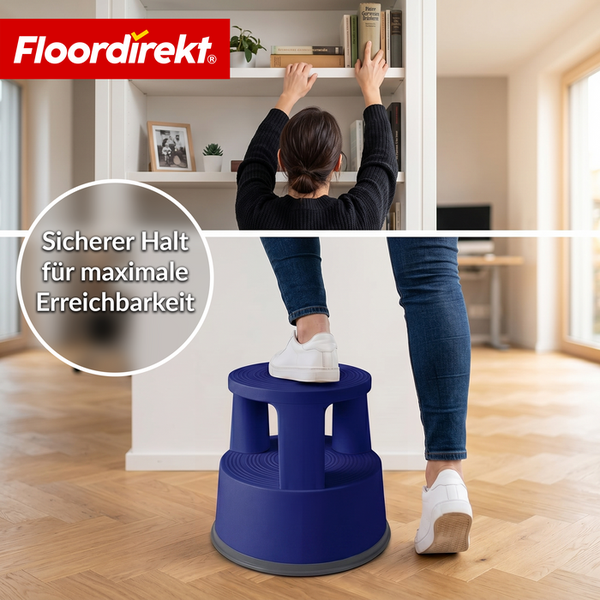 Eine Person nutzt einen blauen Rollhocker aus Kunststoff, um ein hohes Regal zu erreichen. Floordirekt Logo.