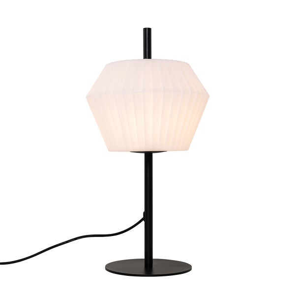 Tischleuchte mit schwarzem Metallgestell und weißem, plissiertem Schirm in geometrischer Form.