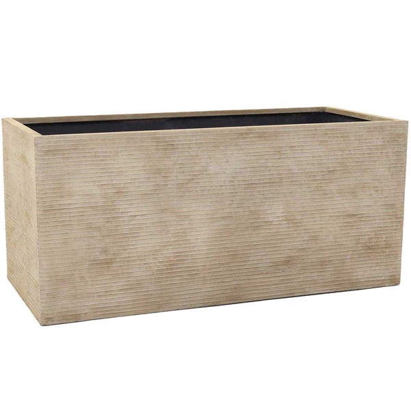 Rechteckiger Pflanzkasten in beige Steinoptik mit horizontaler Rillenstruktur.