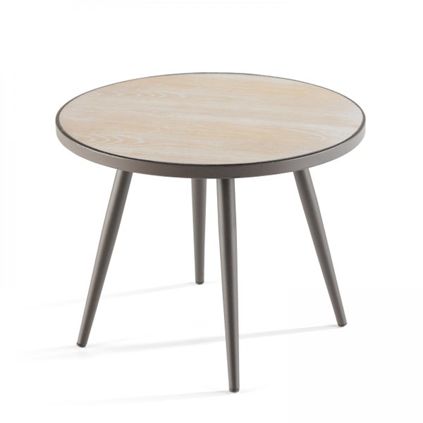 Runder Beistelltisch mit Tischplatte in Holzoptik und vier Metallbeinen.