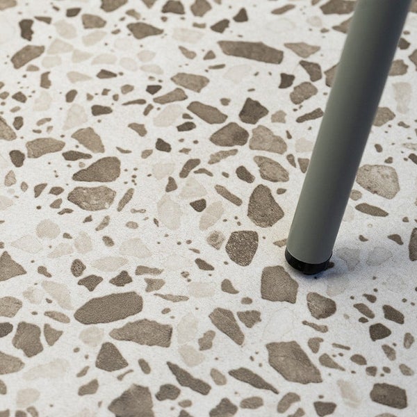 Tischplatte mit Terrazzo Optik und einem Tischbein
