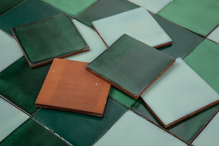 Quadratische Fliesen in verschiedenen Farben