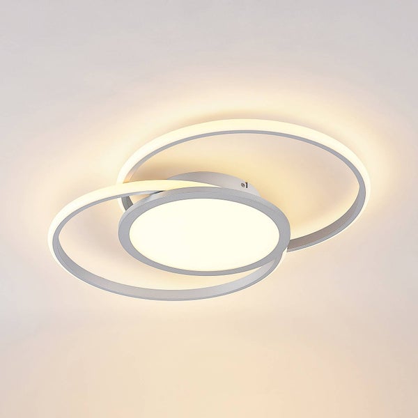 Moderne LED-Deckenleuchte aus Metall mit drei ineinander verschlungenen Ringen und warmweißem Licht.