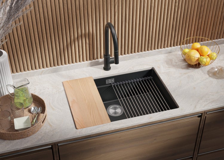 Küchenspüle mit Schneidebrett, Abtropfgitter und Armatur auf einer Arbeitsplatte