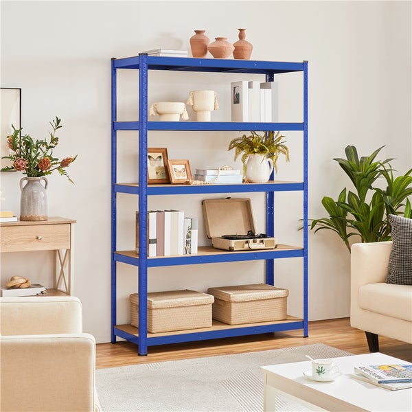 Blaues Metallregal mit fünf Holzböden in einem hellen Wohnzimmer, dekoriert mit Pflanzen, Büchern und einem Plattenspieler.