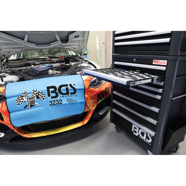 Magnetischer Universal-Kotflügelschoner von BGS technic, 790 mal 590 Millimeter, zum Schutz der Fahrzeugkarosserie bei Werkstattarbeiten.