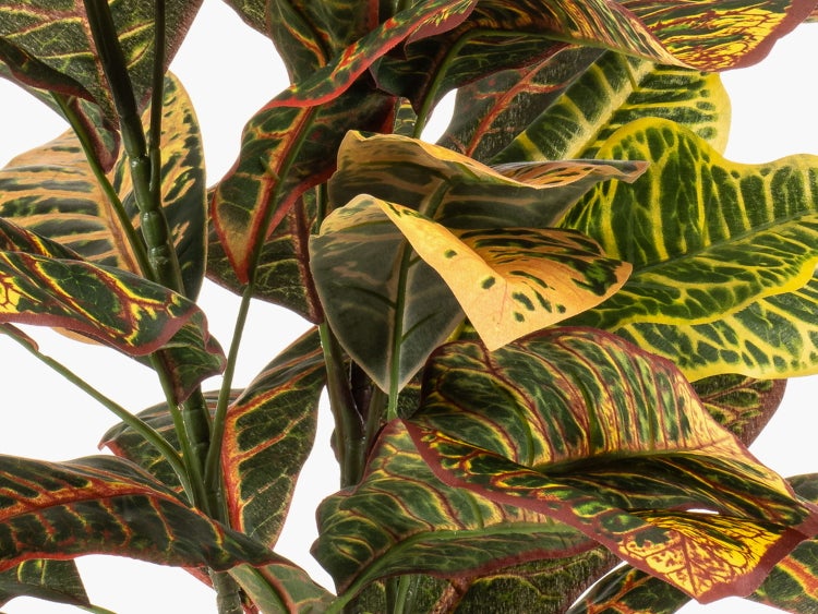 Künstliche Palme in Kupfer-Metallic-Optik in einem schwarzen Topf.