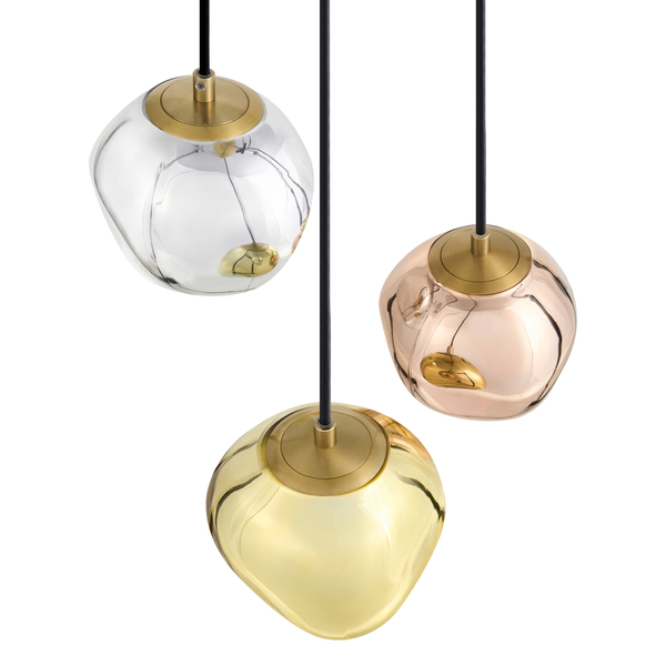 Dreiflammige Pendelleuchte mit asymmetrischen Glasschirmen in verschiedenen Ausführungen und Messingdetails.