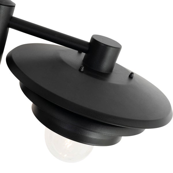 Schwarze Außenwandleuchte mit gestuftem Schirm und rundem Glasdiffusor.